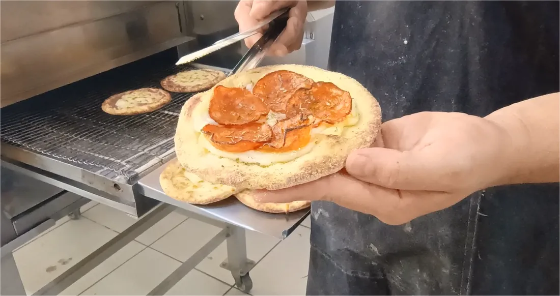Esfiha saindo do forno